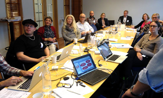 Personer runt ett konferensbord